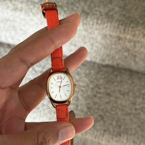 Fossil Orange Leather Strap Watch women display picture 3